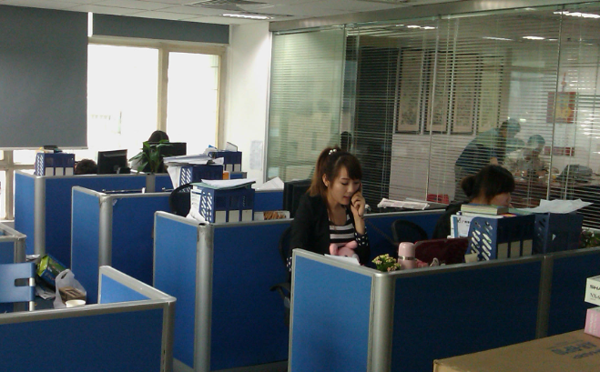 电子行业精密塑胶配件定制：从材料选型到开模生产的关键要点